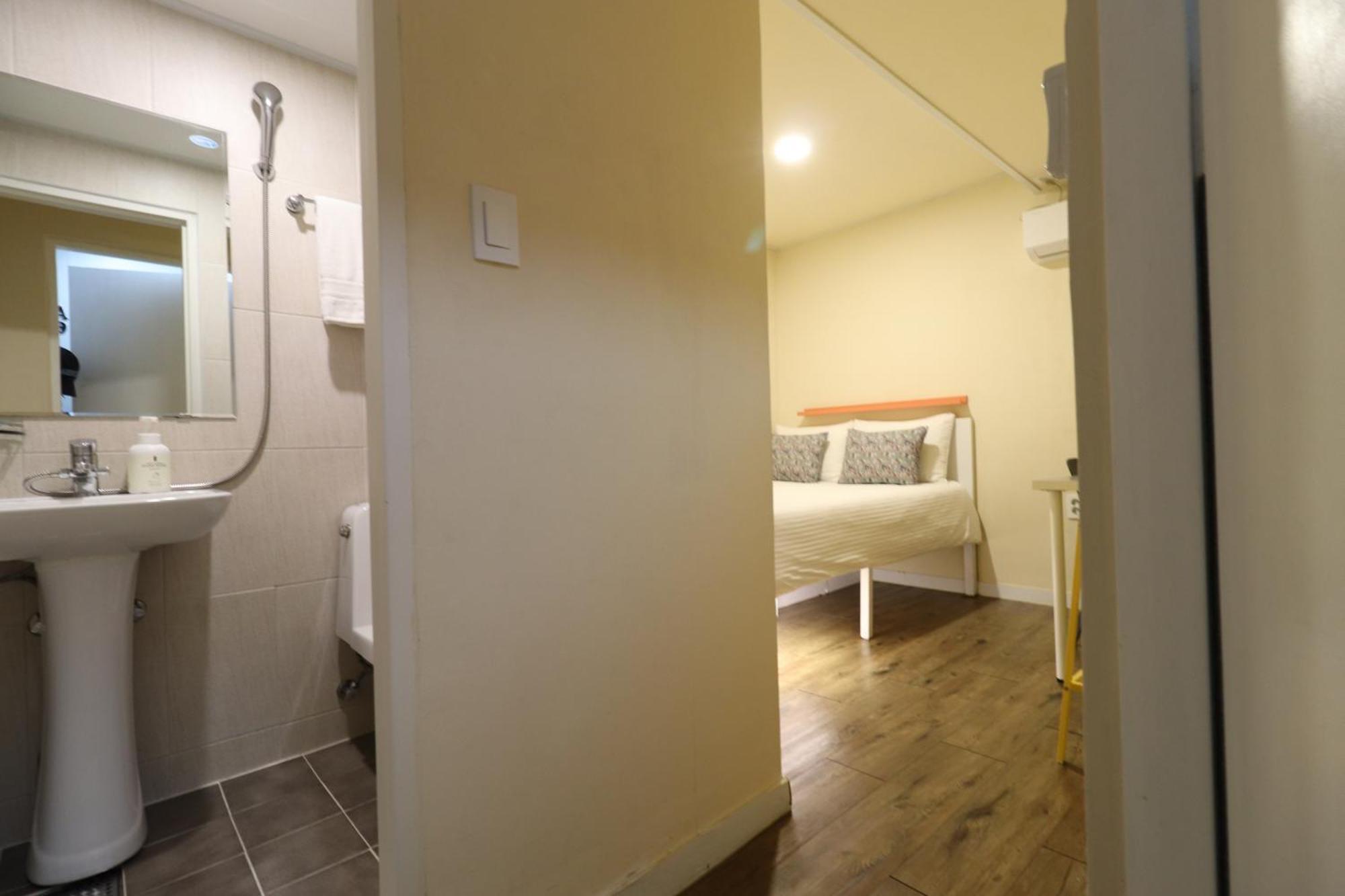 Just4U Guesthouse Сеул Экстерьер фото